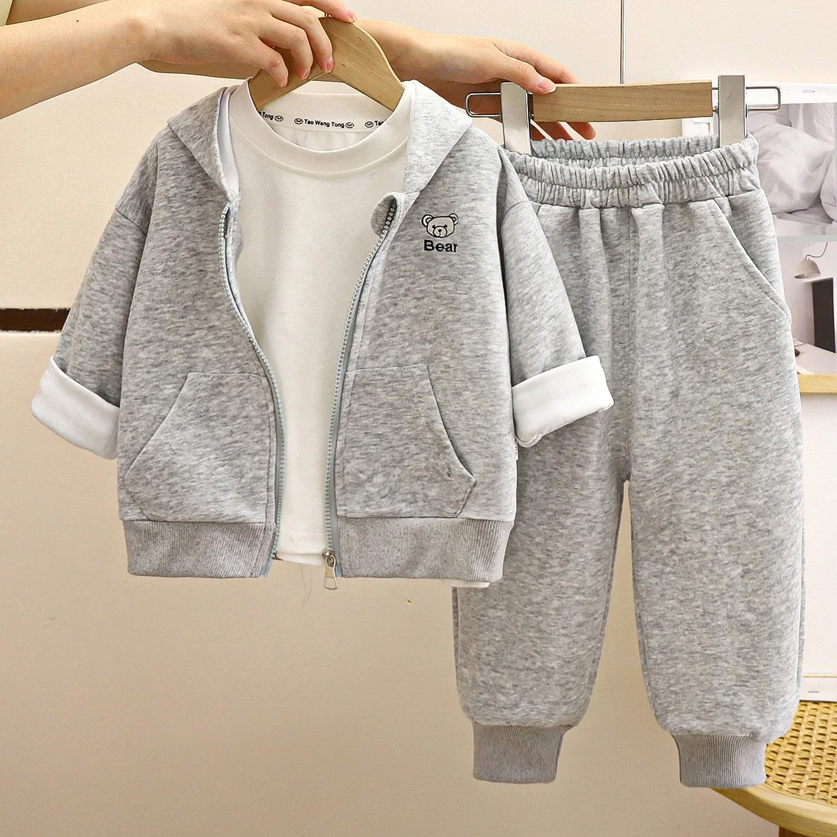 New Autumn Winter Kids Sportswear Children Cartoon Bear Hooded Zipper Hoodies Sweatshirt + Pants Boys Girls Casual Clothing Sets
New Autumn Winter Kids Sportswear Children Cartoon Bear Hooded Zipper Hoodies Sweatshirt + Pants Boys Girls Casual Clothing Sets