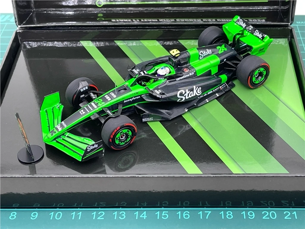 Minichamps 1:43 F1 2024 C44 Zhou Guanyu Chinese Gift Version Simulation Limited Edition Resin Metal Static Car Model Toy Gift 
Minichamps 1:43 F1 2024 C44 Zhou Guanyu Chinese Gift Version Simulation Limited Edition Resin Metal Static Car Model Toy Gift