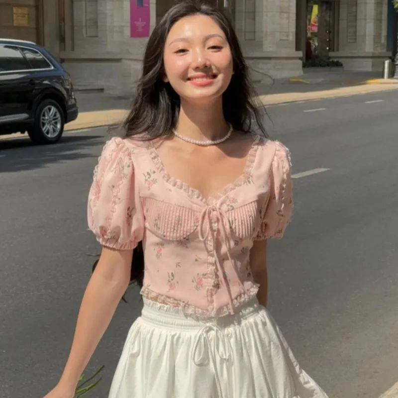 2025 French Style Spring And Summer Women's Shirt Splicing Lace V-neck Crop Tops Short-sleeve Floral Printed Blouse Shirts
2025 French Style Spring And Summer Women's Shirt Splicing Lace V-neck Crop Tops Short-sleeve Floral Printed Blouse Shirts