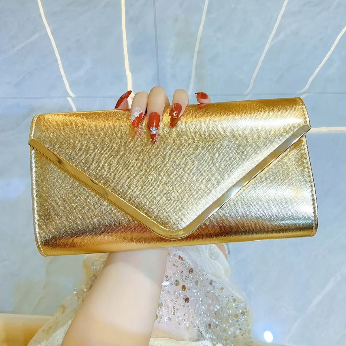 Fashion Gold Silver Champagne Chain Shoulder Crossbody Bag Small Clutch Purse Women Wedding Party Banquet Evening Handbag 
Fashion Gold Silver Champagne Chain Shoulder Crossbody Bag Small Clutch Purse Women Wedding Party Banquet Evening Handbag
