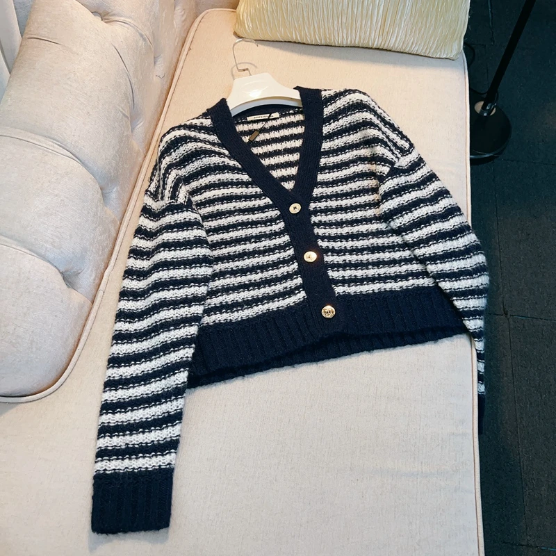 Wool Blends Cardigans for Woman V-neck Oversized Knitted Sweater Mujer 2023 Autumn Winter Luxury Designer Striped Top Femme
Wool Blends Cardigans for Woman V-neck Oversized Knitted Sweater Mujer 2023 Autumn Winter Luxury Designer Striped Top Femme