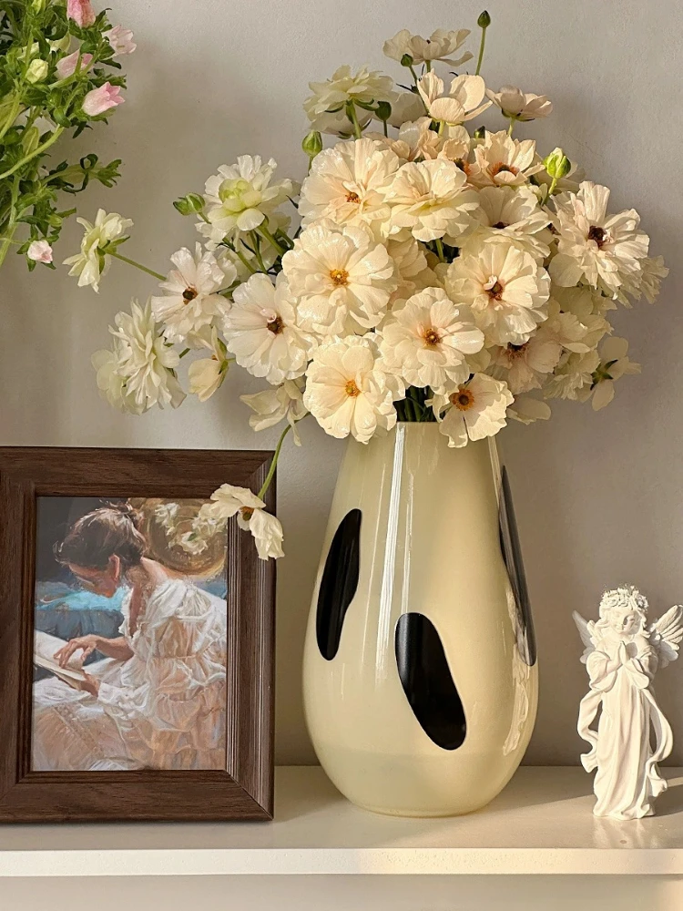 Vase Oval Glass Luxury Style Simple Black Polka Dot Suitable for Living Room Office Commercial Flower Arrangement Ornaments 1Pc
Vase Oval Glass Luxury Style Simple Black Polka Dot Suitable for Living Room Office Commercial Flower Arrangement Ornaments 1Pc