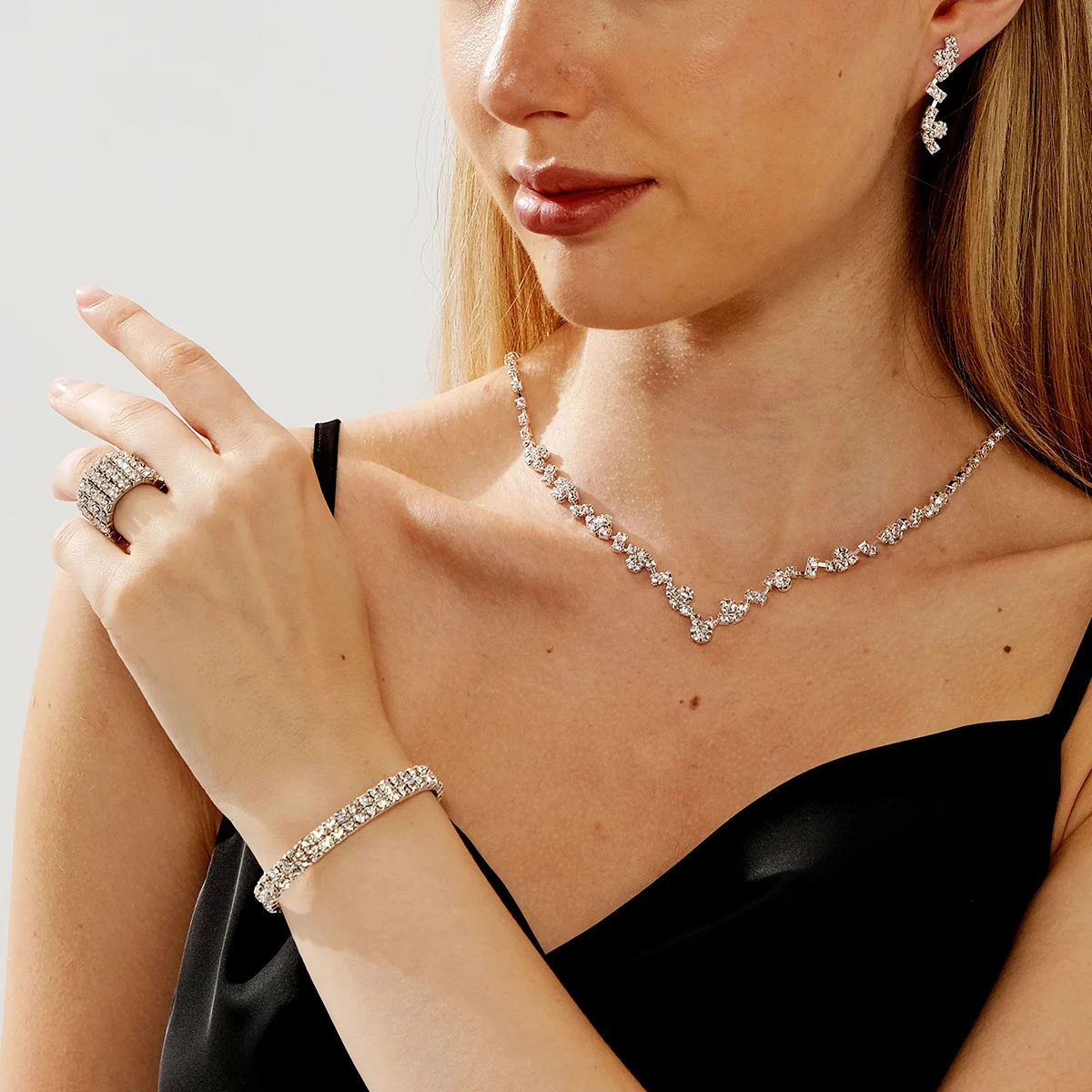 5 шт./компл. сверкающие кристаллы, ожерелье, серьги, кольцо и браслет, комплект для женщин, классические простые свадебные украшения, аксессуары
5 шт./компл. сверкающие кристаллы, ожерелье, серьги, кольцо и браслет, комплект для женщин, классические простые свадебные украшения, аксессуары