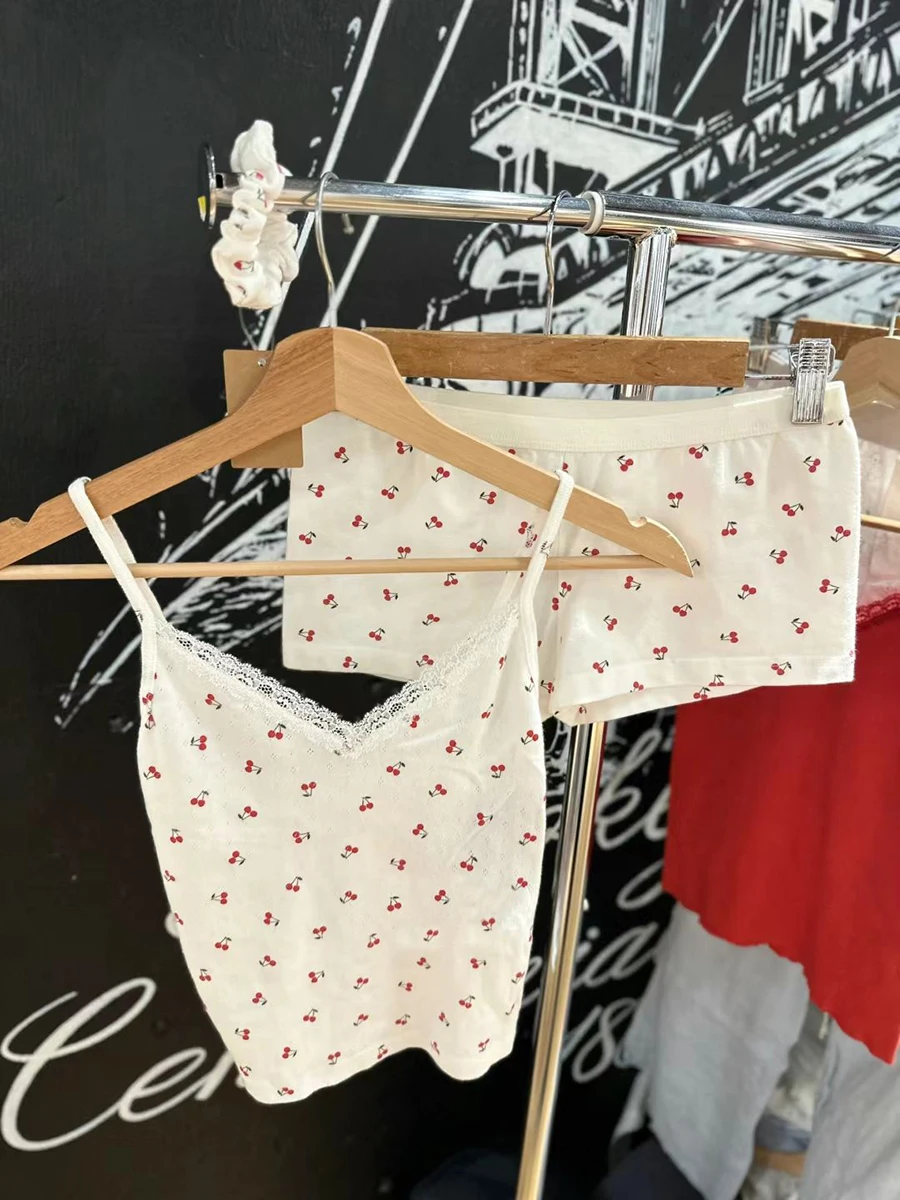 New Cherry Vest Shorts 2 Pieces Set Women Lace V-neck Slim Tank Tops Elastic Waist Straight Short Pants Sweet Home Pajama Sets
New Cherry Vest Shorts 2 Pieces Set Women Lace V-neck Slim Tank Tops Elastic Waist Straight Short Pants Sweet Home Pajama Sets