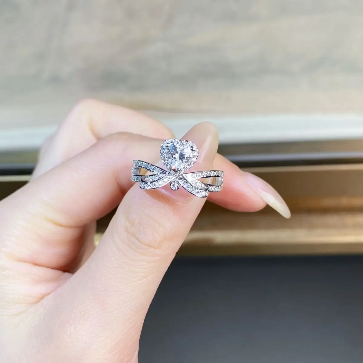 Платиновое кольцо PT950 с простым муассаном в форме сердца D
Платиновое кольцо PT950 с простым муассаном в форме сердца D