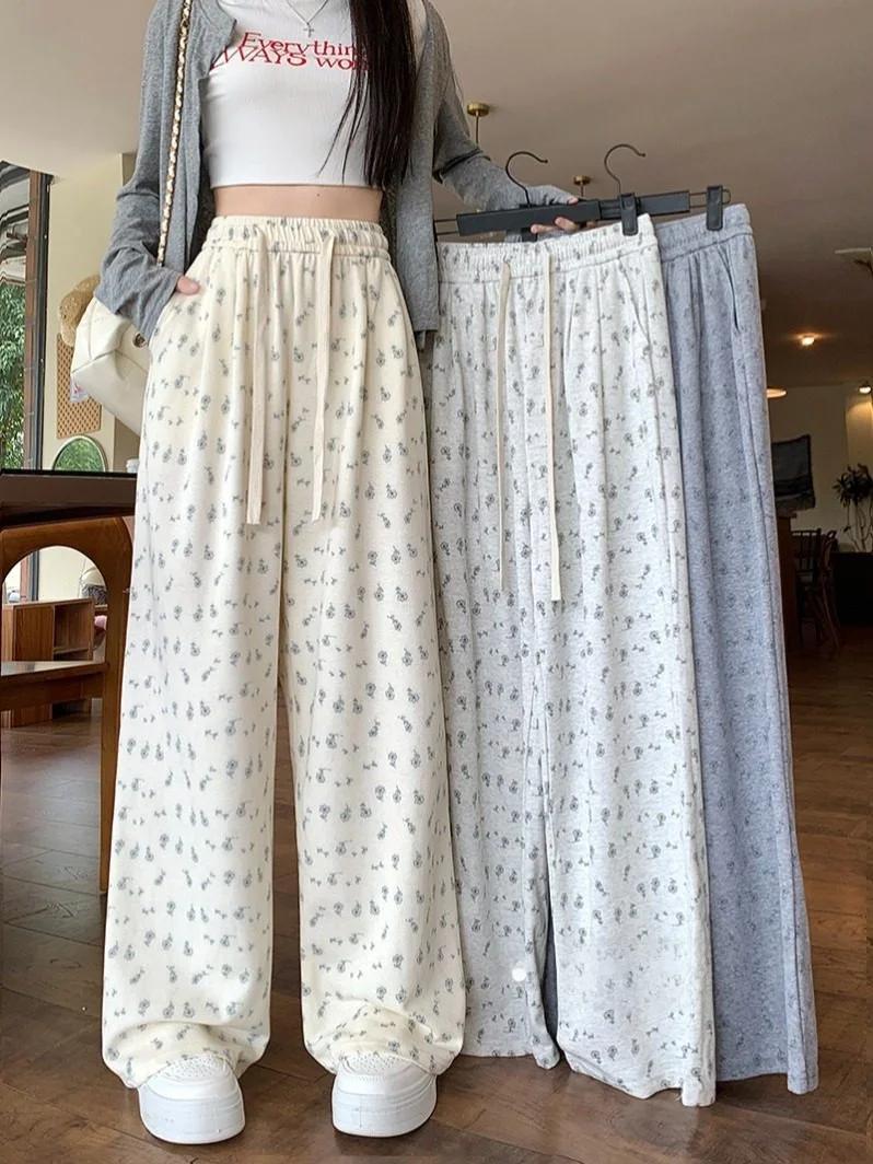 Белые спортивные брюки с цветочным принтом, прямые широкие штанины, женские зимние повседневные брюки с высокой талией, струящиеся, комфортные, из драпированной ткани
Белые спортивные брюки с цветочным принтом, прямые широкие штанины, женские зимние повседневные брюки с высокой талией, струящиеся, комфортные, из драпированной ткани