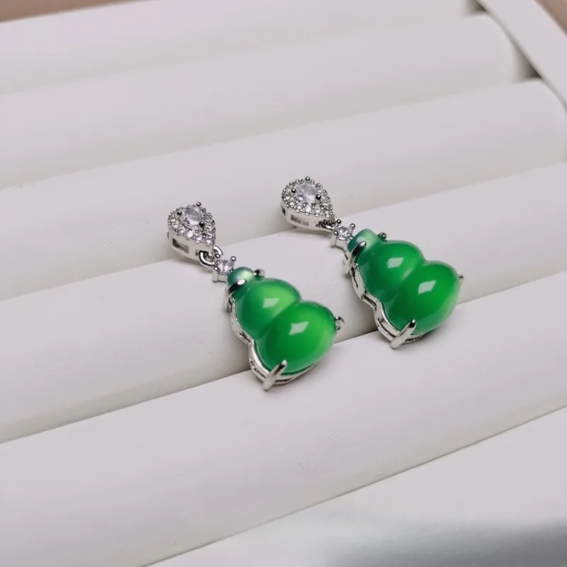 High Ice Inlaid Jadeite Green Agate Chalcedony Jade Earrings Light Luxury Fashion
High Ice Inlaid Jadeite Green Agate Chalcedony Jade Earrings Light Luxury Fashion