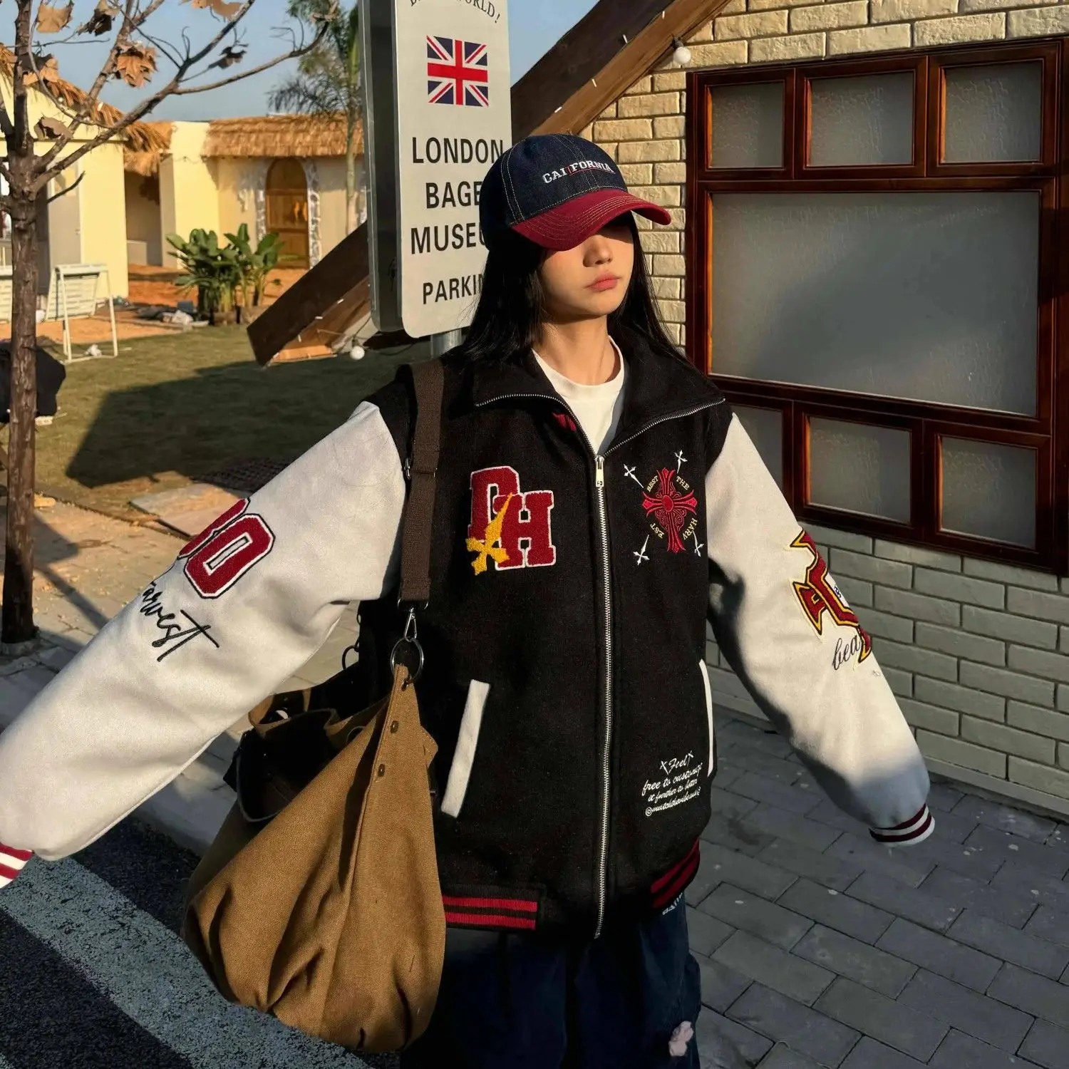 Новая оригинальная китайская бейсбольная форма с лацканами, куртка на весну и осень, свободный флокированный дизайн, мужская и женская шерстяная куртка
Новая оригинальная китайская бейсбольная форма с лацканами, куртка на весну и осень, свободный флокированный дизайн, мужская и женская шерстяная куртка