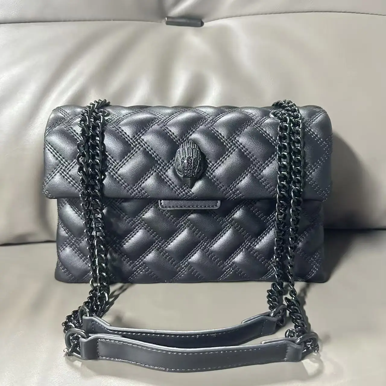 Minimalist Chain Shoulder Bag, Clean Design with Detachable Strap, Polished Hardware, Everyday Versatile, New 2026
Minimalist Chain Shoulder Bag, Clean Design with Detachable Strap, Polished Hardware, Everyday Versatile, New 2026