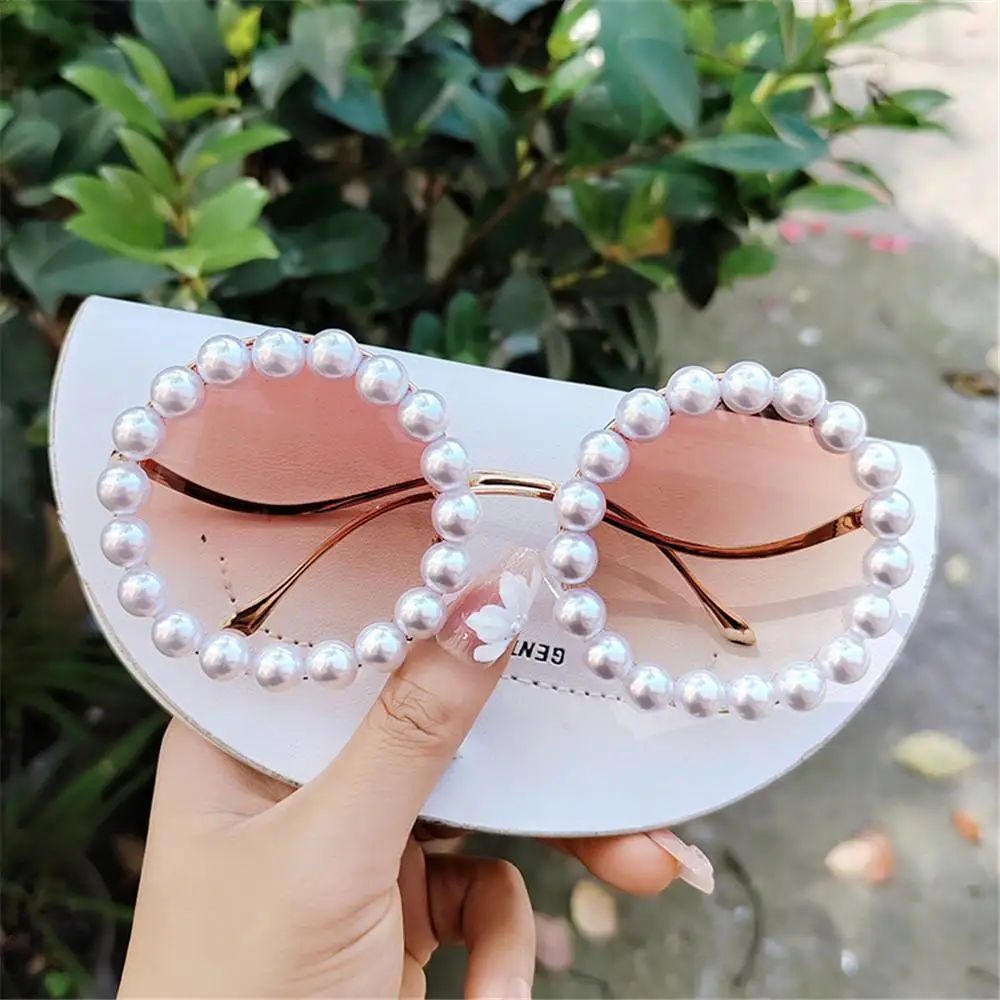 Fashion INS Style Pearl Sunglasses Unique Luxury Wavy Metal Temples Shades Trendy Vintage Summer Eyewear for Women
Fashion INS Style Pearl Sunglasses Unique Luxury Wavy Metal Temples Shades Trendy Vintage Summer Eyewear for Women