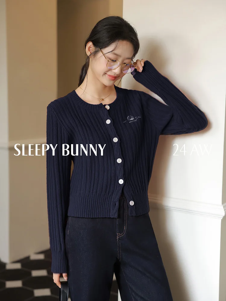 Elegant Slim Fit Cardigan Embroidered Shell Knit Sweater Chic Cropped Long Sleeve Top for Women Autumn Casual Layering Outfit
Elegant Slim Fit Cardigan Embroidered Shell Knit Sweater Chic Cropped Long Sleeve Top for Women Autumn Casual Layering Outfit