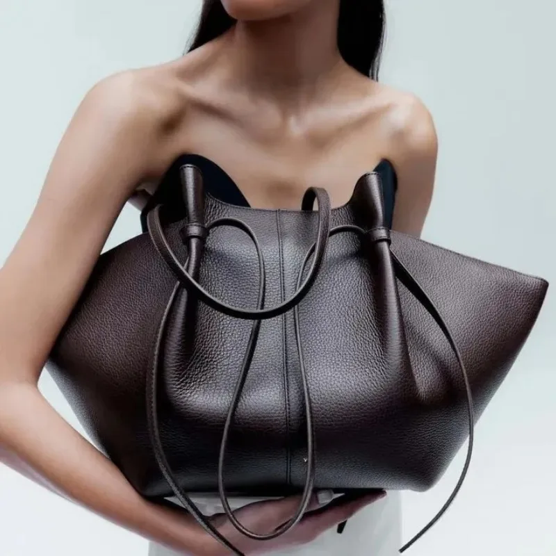 New leather shoulder bag, large capacity commuter women's bag, high-quality handbag, fashionable casual tote bag
New leather shoulder bag, large capacity commuter women's bag, high-quality handbag, fashionable casual tote bag