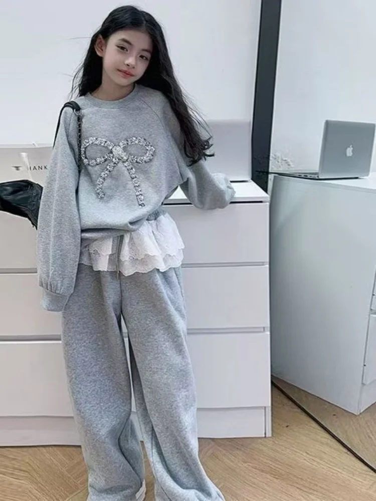 2025 New Girls' Set Spring and Autumn Children's Flash Bow Top+Casual Lace Waist Wide Leg Pants Two Piece Set Fashionable 
2025 New Girls' Set Spring and Autumn Children's Flash Bow Top+Casual Lace Waist Wide Leg Pants Two Piece Set Fashionable