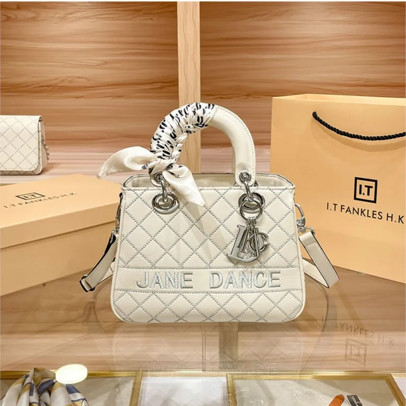 Brand women's handbag 2025 new autumn and winter high-end texture designer light luxury diamond grid single shoulder crossbody
Brand women's handbag 2025 new autumn and winter high-end texture designer light luxury diamond grid single shoulder crossbody