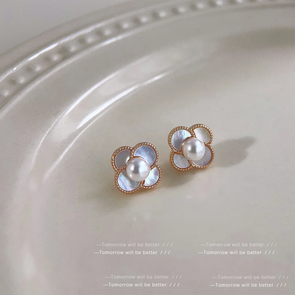 Elegant Four Leaf Clover Pearl Earrings French Light Luxury Style Shell Design Korean Unique Jewelry Good Luck Charm
Elegant Four Leaf Clover Pearl Earrings French Light Luxury Style Shell Design Korean Unique Jewelry Good Luck Charm