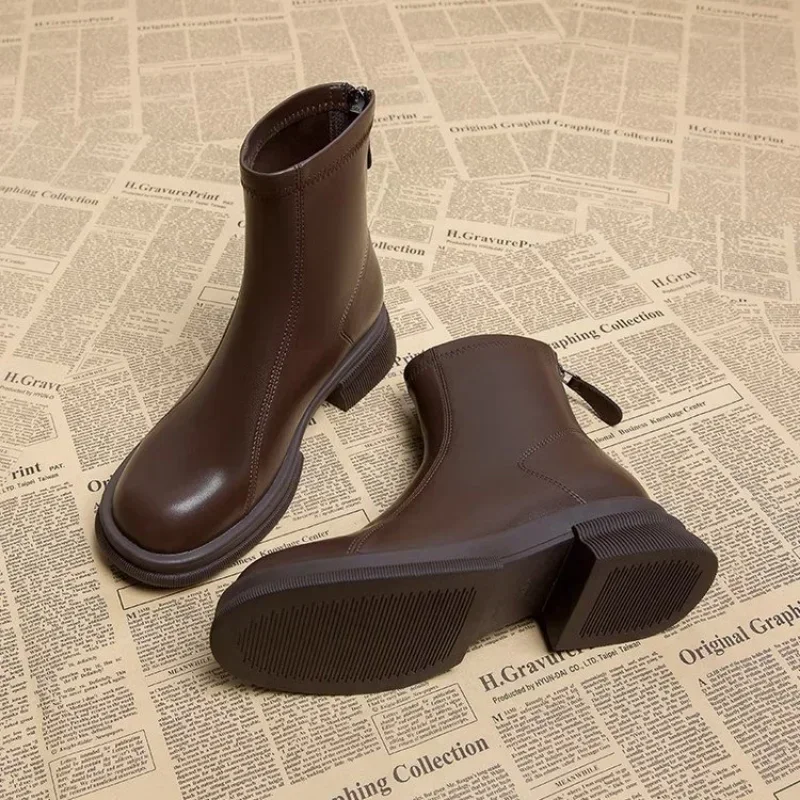 Autumn and Winter New Black Thick Soled Women's Ankle Boots Fashion Soft Leather Shoes Thick Heel Women's Short Boots
Autumn and Winter New Black Thick Soled Women's Ankle Boots Fashion Soft Leather Shoes Thick Heel Women's Short Boots