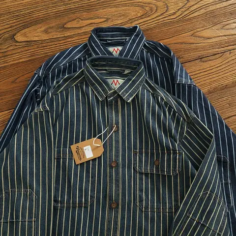 Schweres Cargo-Jeanshemd mit vertikalen Streifen. Männer machen alte, gewaschene Baumwolle, Ellenbogenstab, Stoff, Revers, Langarm-Hemdjacke