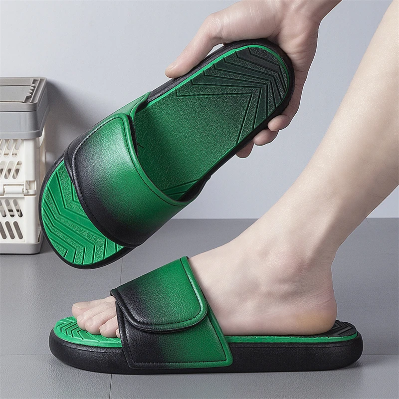 Мужские летние цельные шлепанцы, большие быстросохнущие противоскользящие легкие и мягкие повседневные домашние тапочки с плоской подошвой
Мужские летние цельные шлепанцы, большие быстросохнущие противоскользящие легкие и мягкие повседневные домашние тапочки с плоской подошвой