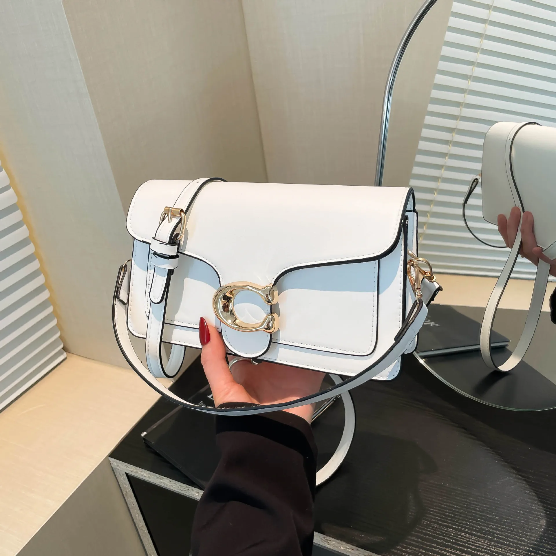 2025 Designer Inspired Square Bag - Women's Premium Solid Color Top Handle Purse, Minimalist Work Bag w/ Detachable Strap
2025 Designer Inspired Square Bag - Women's Premium Solid Color Top Handle Purse, Minimalist Work Bag w/ Detachable Strap