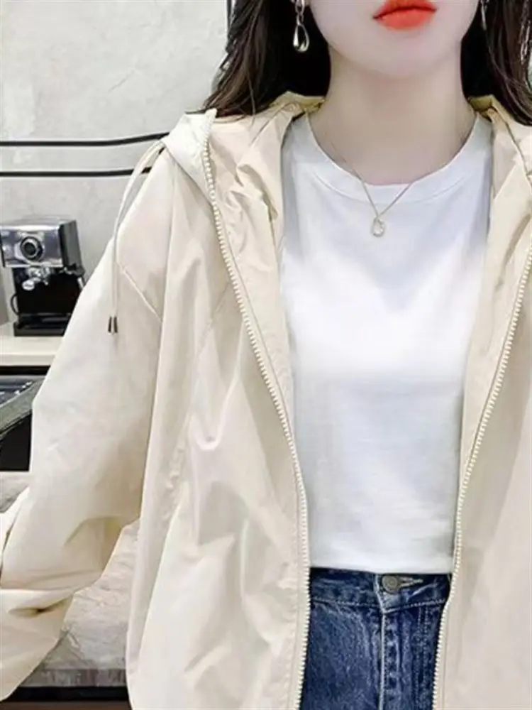 Модная однотонная короткая куртка с капюшоном для женщин, весна-осень, новая повседневная свободная куртка, трендовый топ для города
Модная однотонная короткая куртка с капюшоном для женщин, весна-осень, новая повседневная свободная куртка, трендовый топ для города