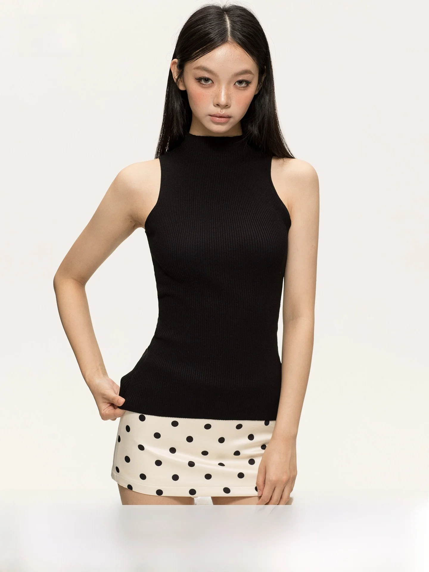 Anna Aneae Knitted Halter Neck Vest Women's Slim Fit Summer Trendy Short Length High Collar Sleeveless Inner Wear Casual Top
Anna Aneae Knitted Halter Neck Vest Women's Slim Fit Summer Trendy Short Length High Collar Sleeveless Inner Wear Casual Top