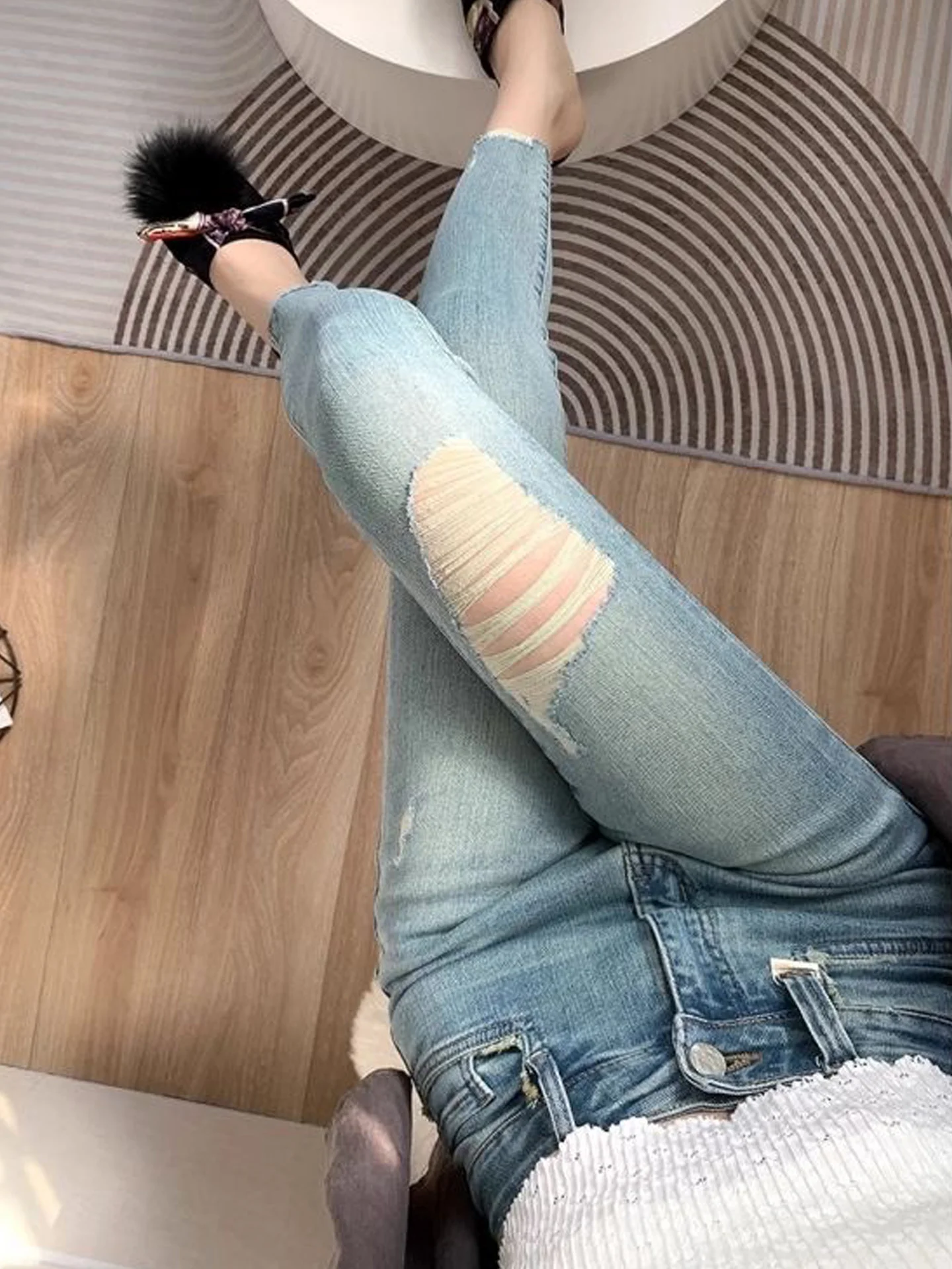 Retro Light Blue Ripped Denim Jeans Women's High Waist Tight Slim Fit Casual Nine Points Pants Summer New Style Small Foot Pants
Retro Light Blue Ripped Denim Jeans Women's High Waist Tight Slim Fit Casual Nine Points Pants Summer New Style Small Foot Pants