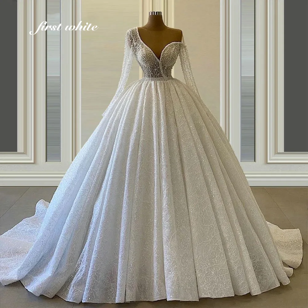 Firstwhite Customized Scoop Neck Ball Gown Lace Wedding Dresses Full Sleeves Beaded See Through Bridal Dress with Sweep Train
Firstwhite Customized Scoop Neck Ball Gown Lace Wedding Dresses Full Sleeves Beaded See Through Bridal Dress with Sweep Train