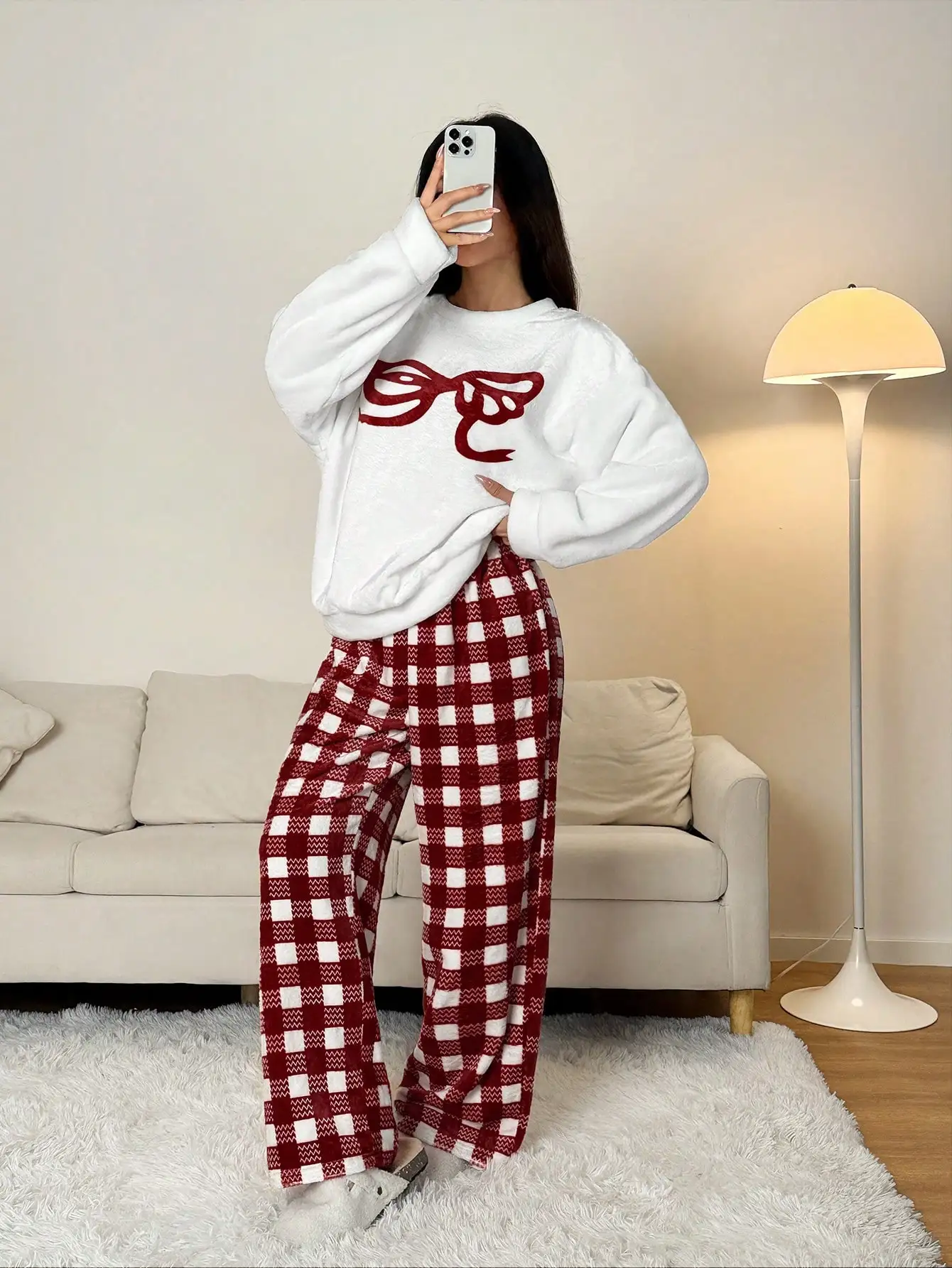 Женский плюшевый рождественский пижамный комплект с бантом и красными клетчатыми брюками, осенне-зимняя уютная одежда для дома
Женский плюшевый рождественский пижамный комплект с бантом и красными клетчатыми брюками, осенне-зимняя уютная одежда для дома