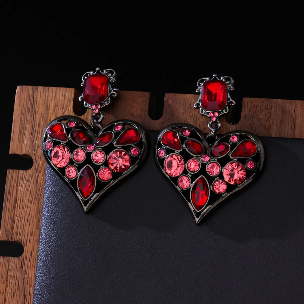 Fashion Vintage Cute Gun Black Love Charms Earrings Red Rhinestone Paved Niche Versatile Earrings Hollow Love Dangle Earrings
Fashion Vintage Cute Gun Black Love Charms Earrings Red Rhinestone Paved Niche Versatile Earrings Hollow Love Dangle Earrings