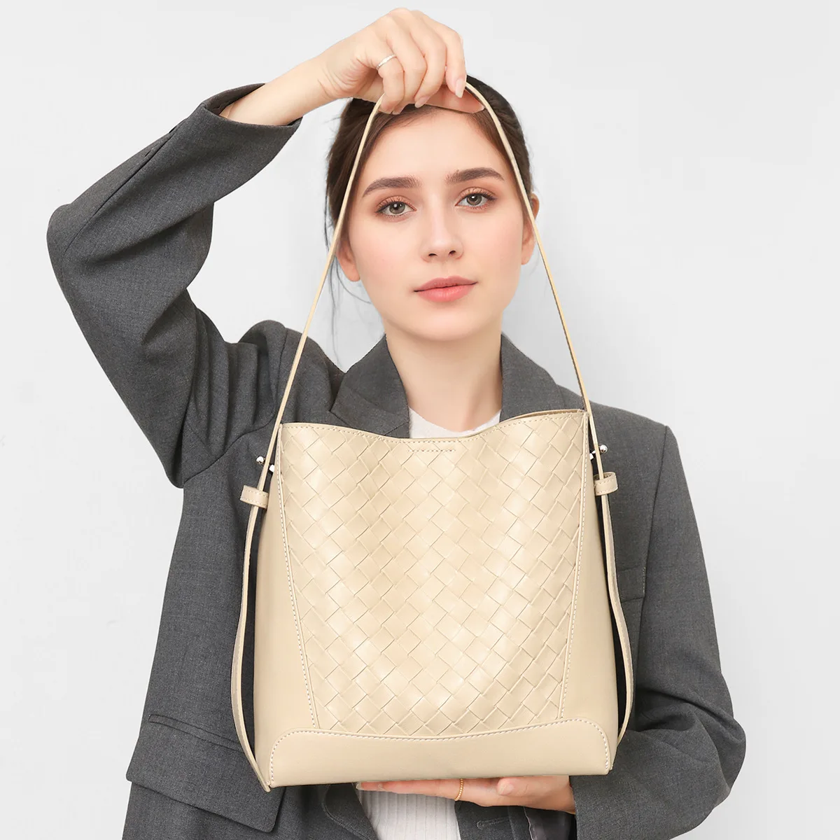 Simple And Atmospheric Crossbody Bag New Crossbody Versatile Genuine Leather Single Shoulder Large Capacity Commuter Bucket Bag
Simple And Atmospheric Crossbody Bag New Crossbody Versatile Genuine Leather Single Shoulder Large Capacity Commuter Bucket Bag