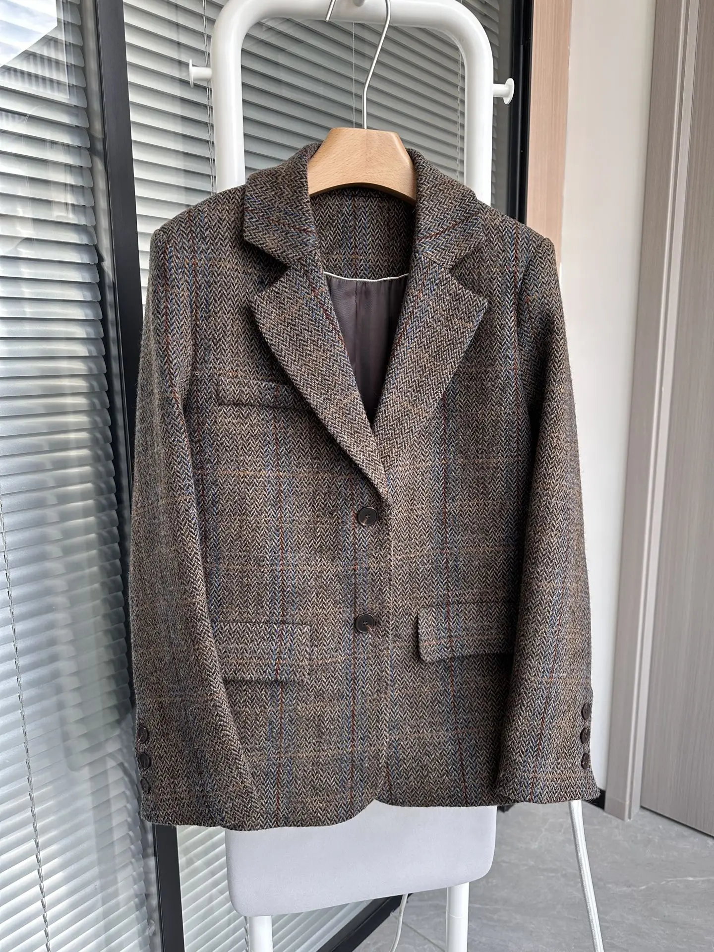 Шерстяное пальто на осень-зиму, новинка, повседневное, деловое, женское, с одной пуговицей, для офиса и отдыха
Шерстяное пальто на осень-зиму, новинка, повседневное, деловое, женское, с одной пуговицей, для офиса и отдыха