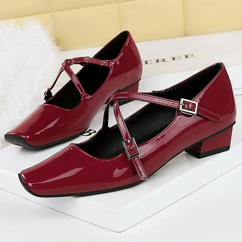 BIGTREE Shoes Женские туфли на низком каблуке 3 см из лакированной кожи Женские туфли-лодочки на толстом каблуке с квадратной головкой Котенок на высоком каблуке с пряжкой
BIGTREE Shoes Женские туфли на низком каблуке 3 см из лакированной кожи Женские туфли-лодочки на толстом каблуке с квадратной головкой Котенок на высоком каблуке с пряжкой