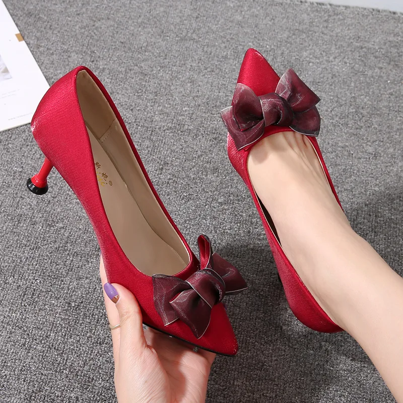 European and American style pointed sexy high heels, thin heels, bow tie women's shoes, silk satin professional red single shoes
European and American style pointed sexy high heels, thin heels, bow tie women's shoes, silk satin professional red single shoes