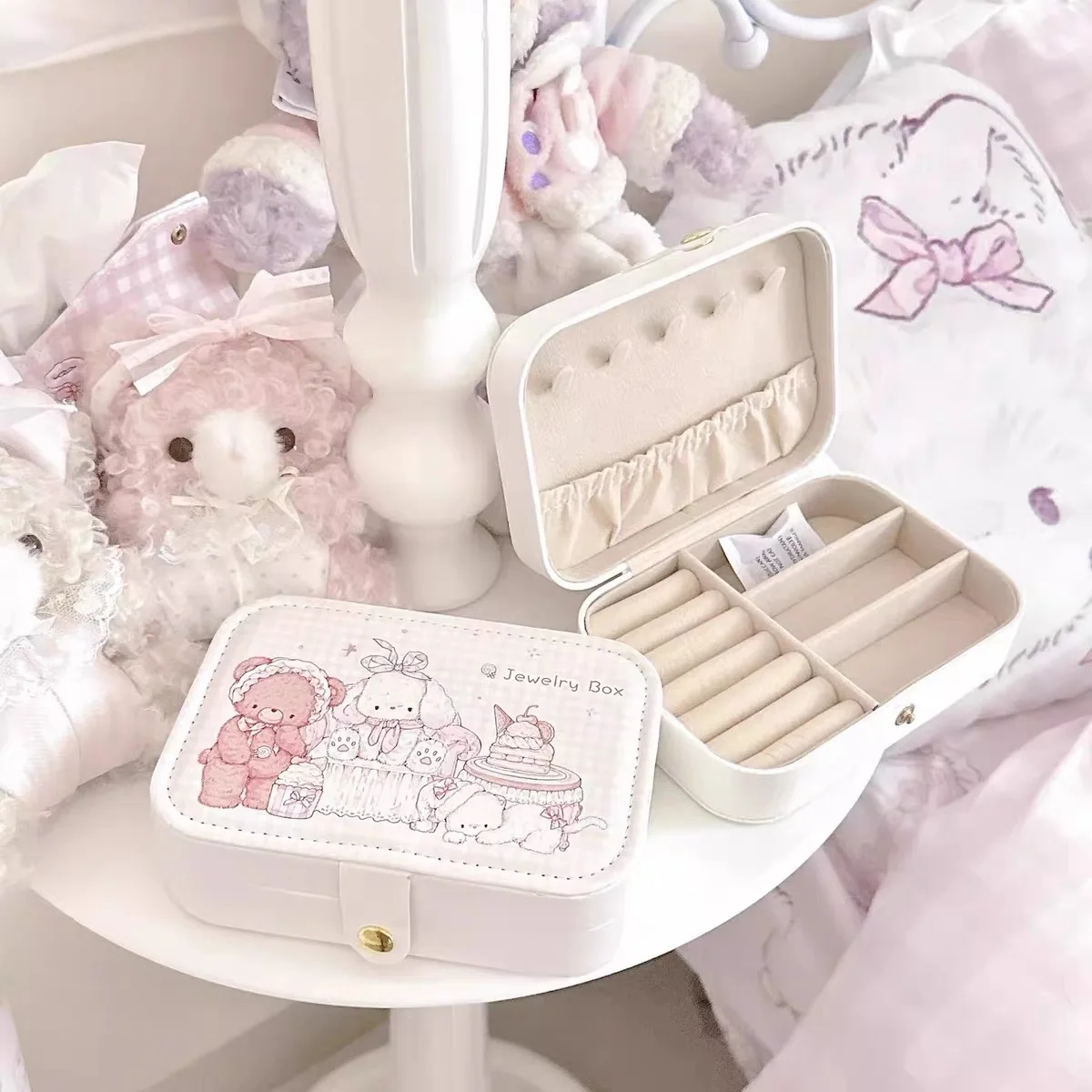 Мультяшная милая шкатулка-органайзер, портативная большая емкость, ожерелье, кольцо, коробка для хранения ювелирных изделий
Мультяшная милая шкатулка-органайзер, портативная большая емкость, ожерелье, кольцо, коробка для хранения ювелирных изделий