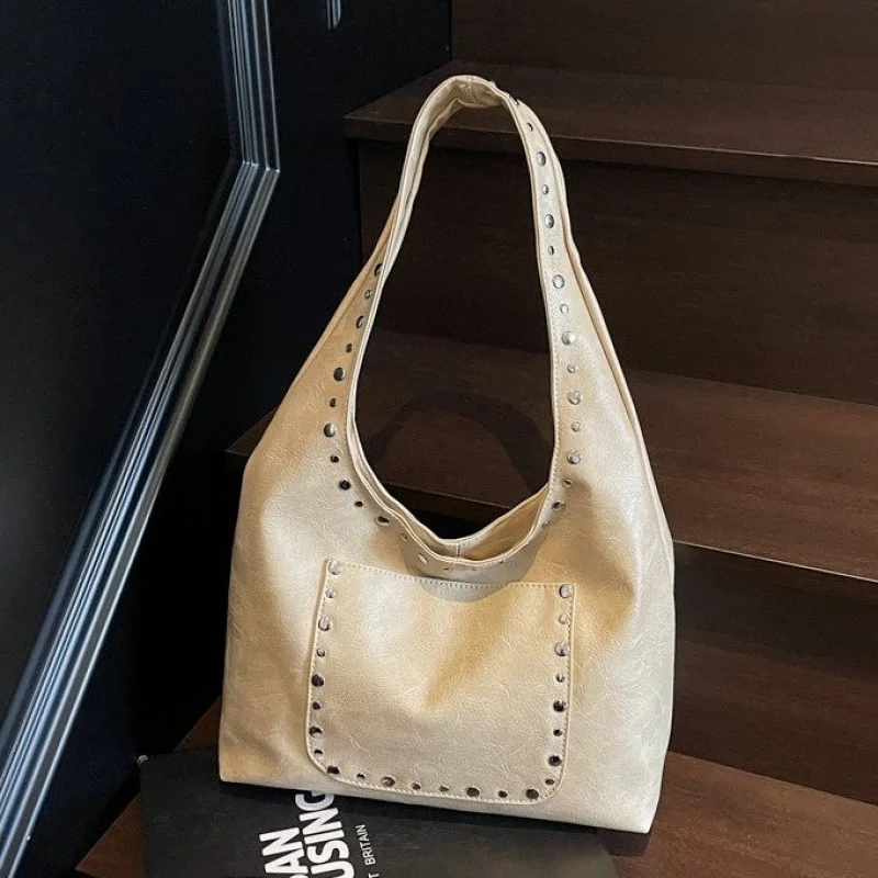 Elegant Women Shoulder Bag With Bamboo Handle Accents And Leather Body For A Unique And Timeless Fashion Look 
Elegant Women Shoulder Bag With Bamboo Handle Accents And Leather Body For A Unique And Timeless Fashion Look