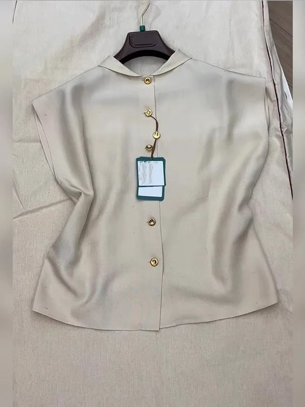 Chic Casual Sleeveless Collared Vest in Beige Color That Enhances Whiteness Straight Cut Korean Style Top for Younger Looking
Chic Casual Sleeveless Collared Vest in Beige Color That Enhances Whiteness Straight Cut Korean Style Top for Younger Looking