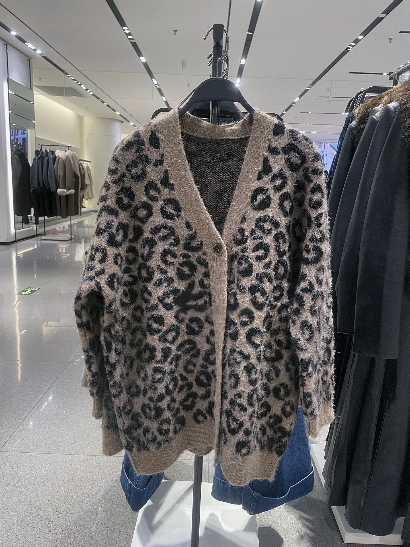 2026 new women's fashion casual style V-neck long sleeved jacquard animal pattern knitted loose sweater jacket
2026 new women's fashion casual style V-neck long sleeved jacquard animal pattern knitted loose sweater jacket