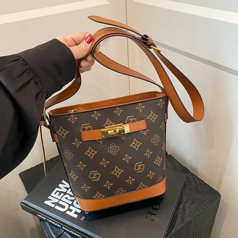 2024 New Vintage Floral Print Bucket Bag Women Shoulder Crossbody Underarm Classic Retro Luxury Exquisite Versatile Handbag
2024 New Vintage Floral Print Bucket Bag Women Shoulder Crossbody Underarm Classic Retro Luxury Exquisite Versatile Handbag