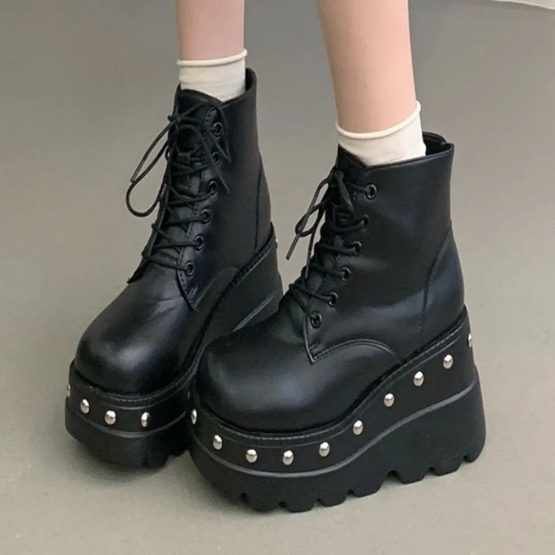 Черные женские ботинки на платформе с клиновидным каблуком 10 см, модные 2026 года, с заклепками, на шнуровке, повседневные, с круглым носком, дизайнерская обувь
Черные женские ботинки на платформе с клиновидным каблуком 10 см, модные 2026 года, с заклепками, на шнуровке, повседневные, с круглым носком, дизайнерская обувь