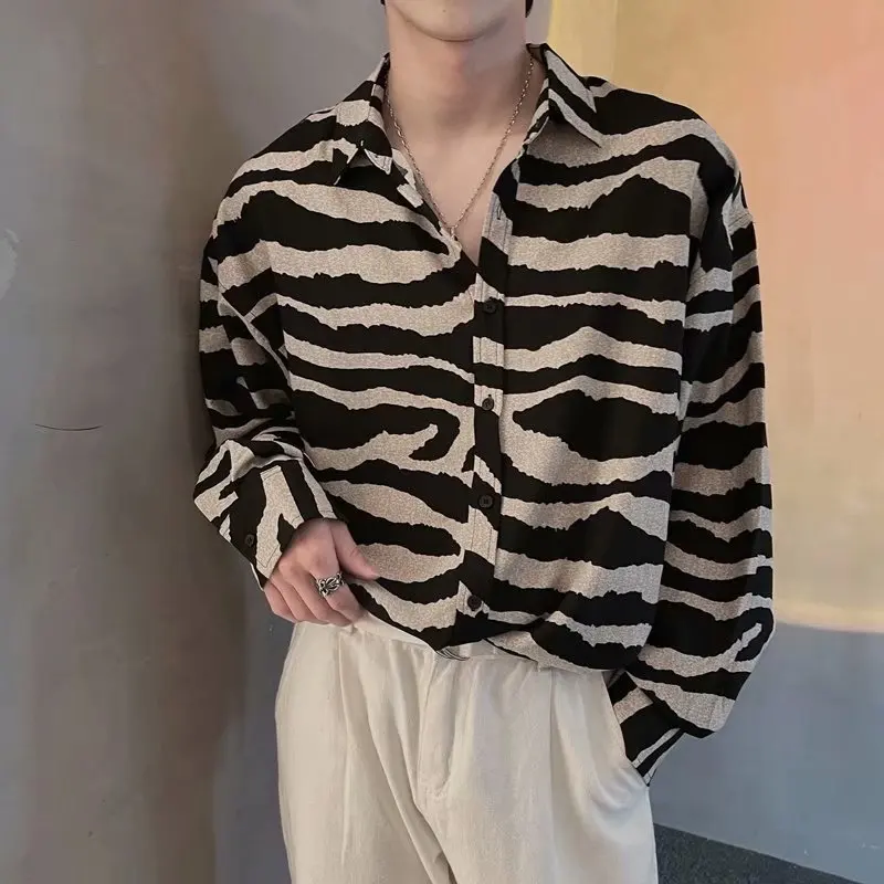 Korean Sle Long Sve Zebra Print irt Men's Faion Thin Design Loose Fit Spring Autumn Winter Street Sle irt
Korean Sle Long Sve Zebra Print irt Men's Faion Thin Design Loose Fit Spring Autumn Winter Street Sle irt