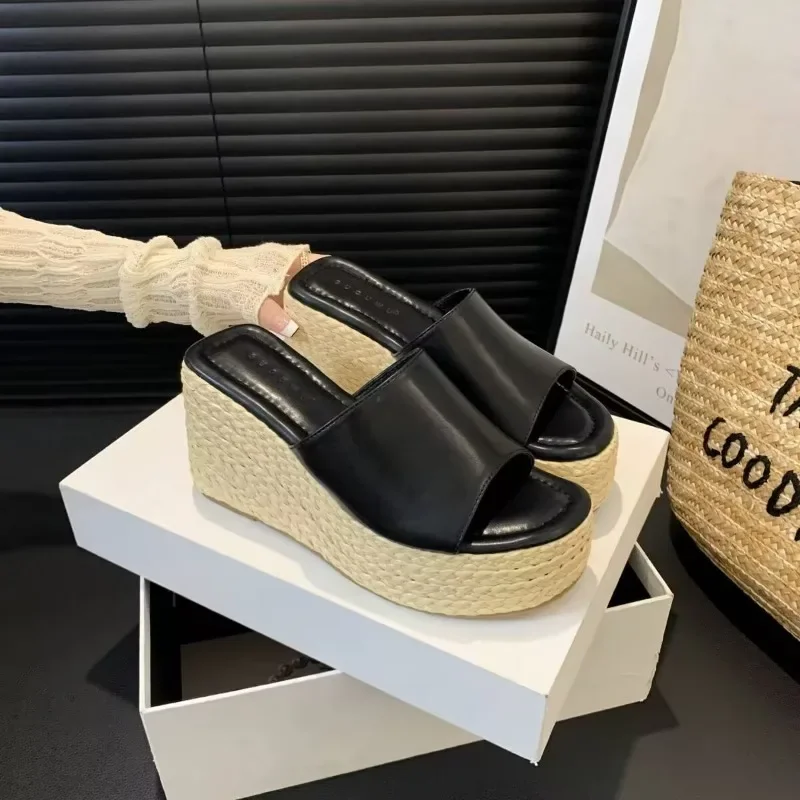 Женские модные тапочки небольшого размера, новые летние сандалии 35-39 с открытым носком и круглым носком на толстой подошве, пляжная обувь с одним словом
Женские модные тапочки небольшого размера, новые летние сандалии 35-39 с открытым носком и круглым носком на толстой подошве, пляжная обувь с одним словом