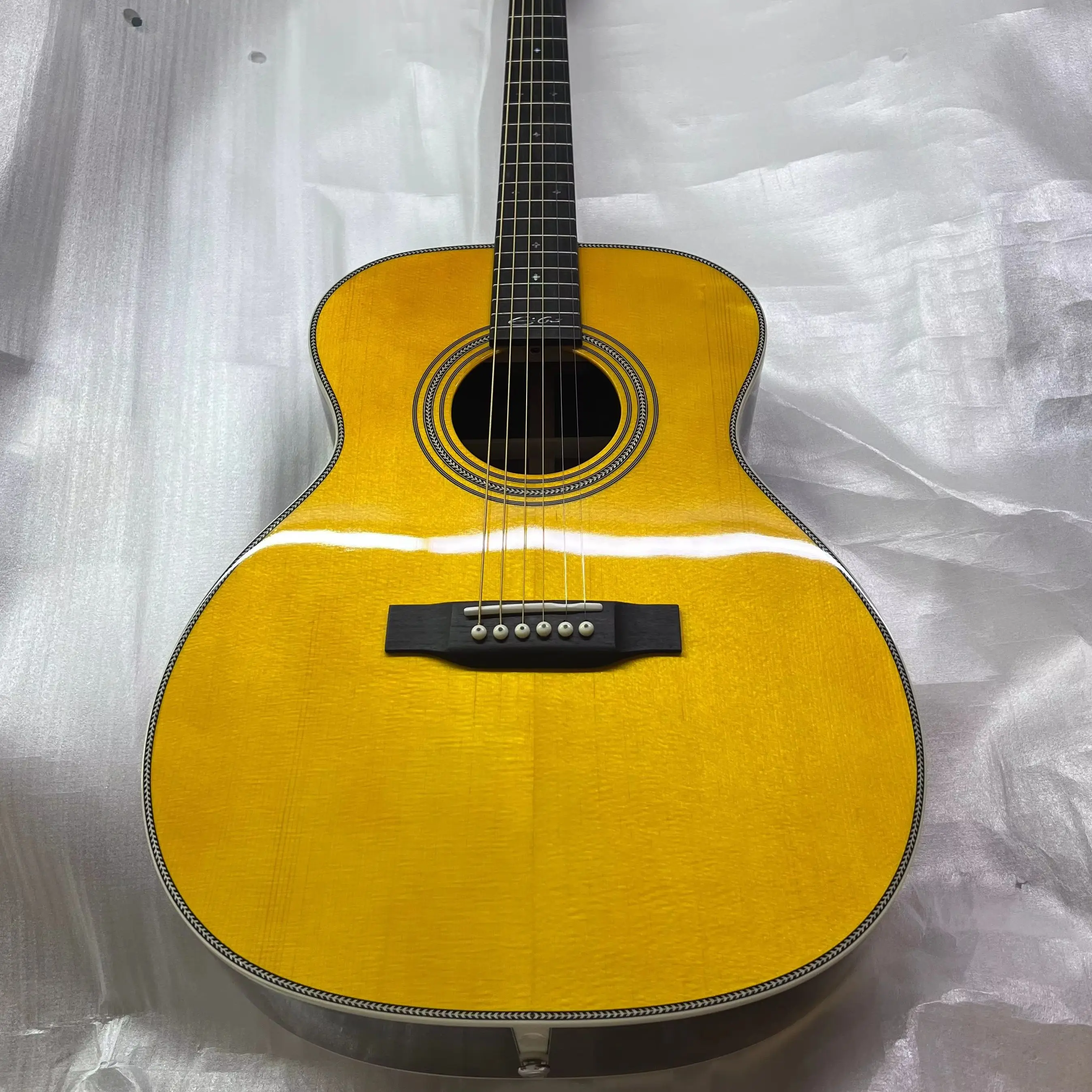 Solid Spruce Top, Handmade 000 28 style EC Signature Auditorium Acoustic Guitar Yellow Color, Back And Side Are La,high quality
Solid Spruce Top, Handmade 000 28 style EC Signature Auditorium Acoustic Guitar Yellow Color, Back And Side Are La,high quality
