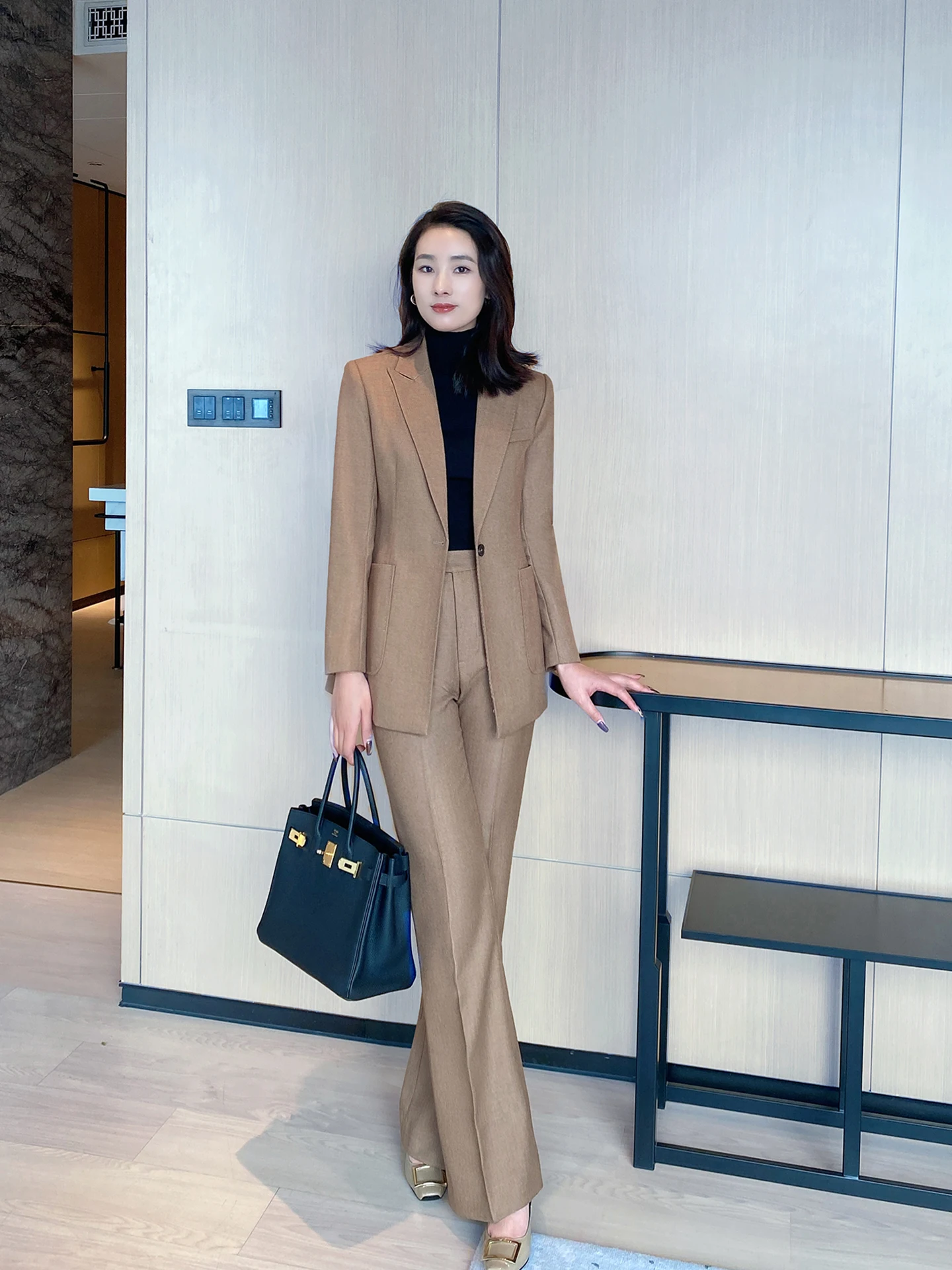 Chic Camel Color Women's Suiting Jaet And Pants Two-Piece Set Slimming High Waist Trousers with Gaiter Design for Busin ...
Chic Camel Color Women's Suiting Jaet And Pants Two-Piece Set Slimming High Waist Trousers with Gaiter Design for Busin ...