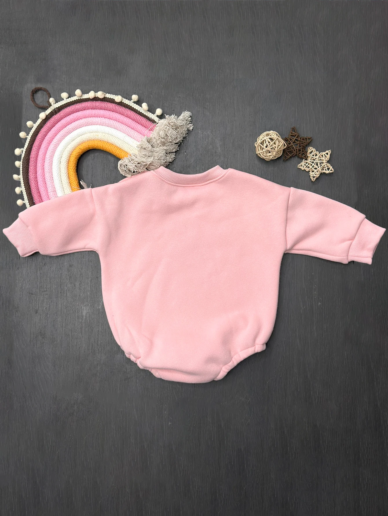 Little Bunny letter embroidered neutral baby long sleeved plush winter romper
Little Bunny letter embroidered neutral baby long sleeved plush winter romper