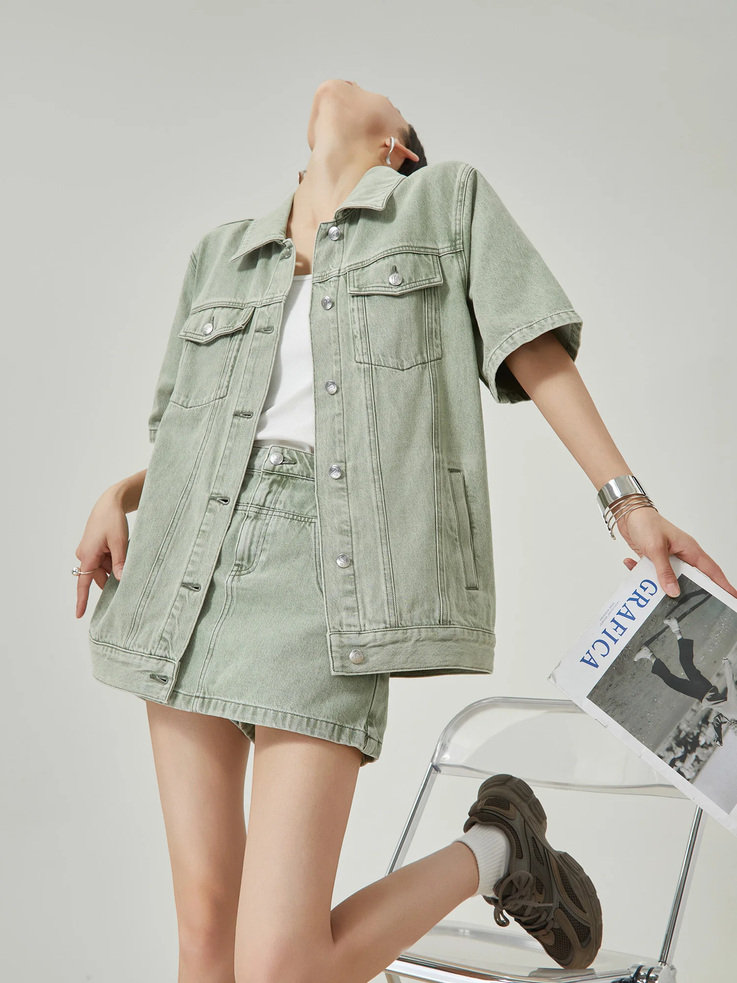 Retro Casual Denim Set Women's Summer New Collar Short Sleeve Shirt Jacket Design Two Piece Set High Waist Shorts Polyester F...
Retro Casual Denim Set Women's Summer New Collar Short Sleeve Shirt Jacket Design Two Piece Set High Waist Shorts Polyester F...