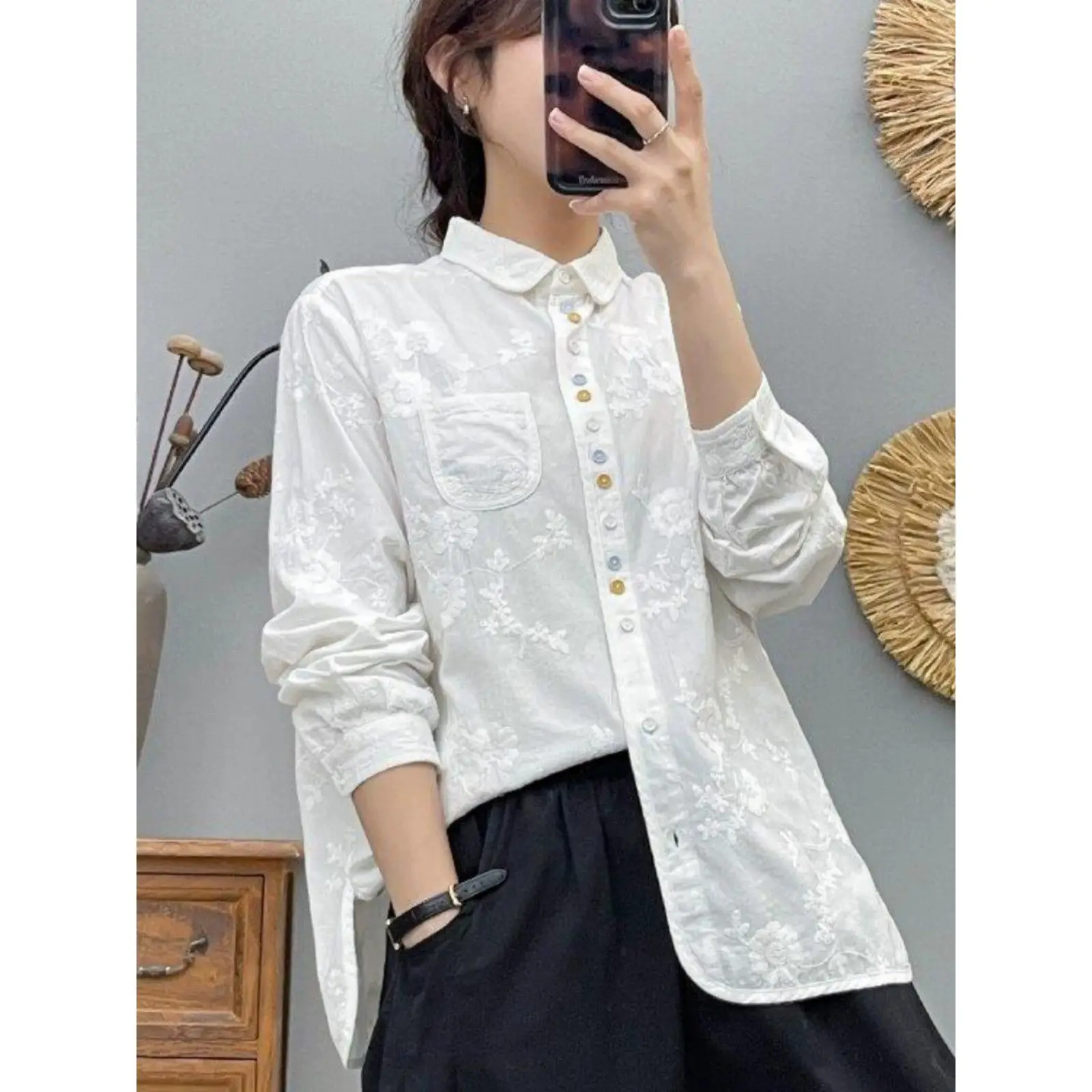 Хлопковая рубашка с минимальной вышивкой для женщин, весна и осень, новый стиль, свободная темпераментная рубашка с яркими пуговицами 
Хлопковая рубашка с минимальной вышивкой для женщин, весна и осень, новый стиль, свободная темпераментная рубашка с яркими пуговицами