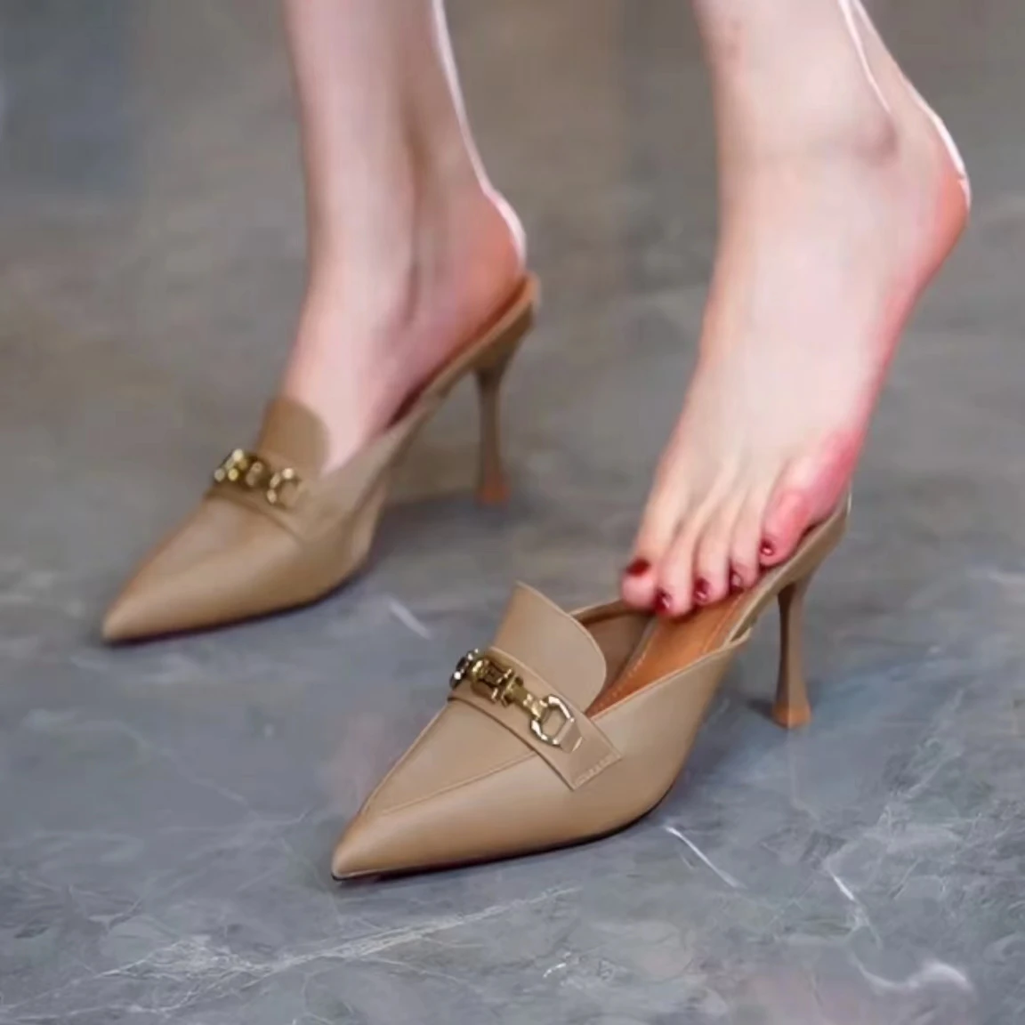 Female Shoes Rivet Slippers Heels Cover Toe Luxury Slides 2025 High Thin Designer Summer Pointed Fashion Shoes Woman's Slippers
Female Shoes Rivet Slippers Heels Cover Toe Luxury Slides 2025 High Thin Designer Summer Pointed Fashion Shoes Woman's Slippers