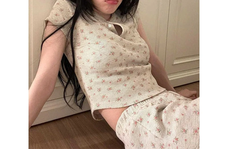 Sweet Floral Short-sleeved Women's Summer 2026 New Girly Short T-shirt Shorts Loungewear Set
Sweet Floral Short-sleeved Women's Summer 2026 New Girly Short T-shirt Shorts Loungewear Set