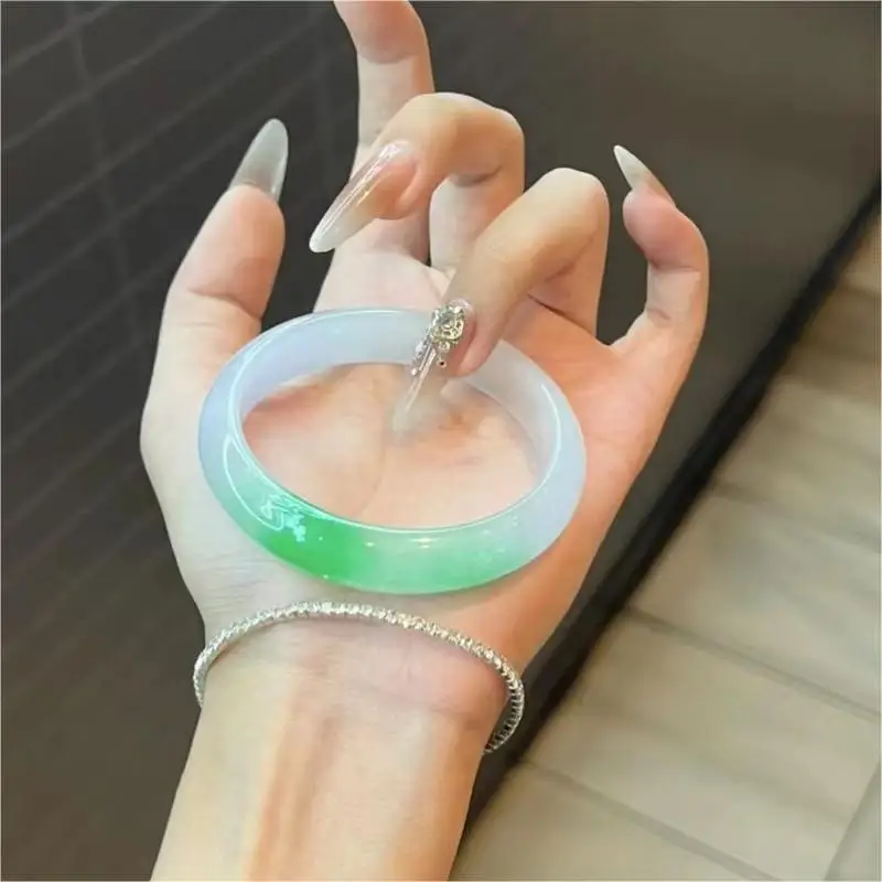 Myanmar jadeite bracelet ice type white background floating flowers floating yang green positive circle
Myanmar jadeite bracelet ice type white background floating flowers floating yang green positive circle