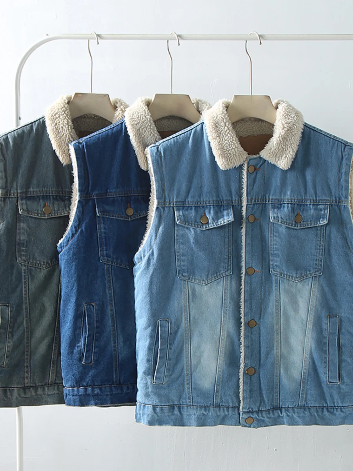 Мужской джинсовый жилет на подкладке в стиле ретро, повседневная теплая осенне-зимняя верхняя одежда с отложным воротником и внутренней частью из овчины
Мужской джинсовый жилет на подкладке в стиле ретро, повседневная теплая осенне-зимняя верхняя одежда с отложным воротником и внутренней частью из овчины